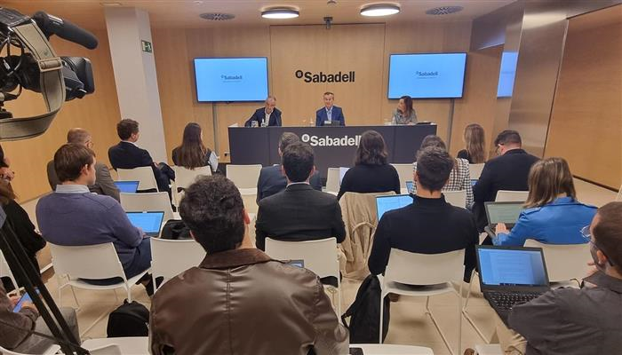 Banco Sabadell lanza una cuenta corriente que remunera de forma indefinida un 2% el saldo y un 3% los recibos de luz y gas